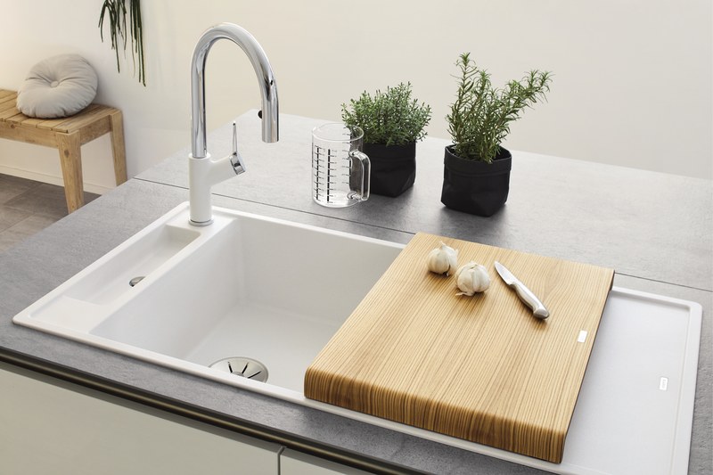 Antracit drez v minimalistickej kuchyni s bielym mramorom