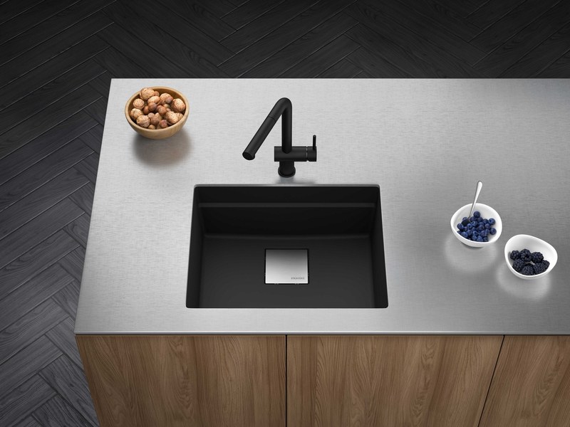 Čierny matný drez pod dosku s quartzovou pracovnou doskou