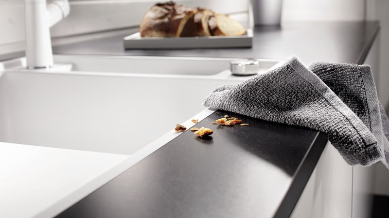 Blanco Axia III granitový drez s montážou do roviny — horný okraj zarovno s kamennou pracovnou doskou