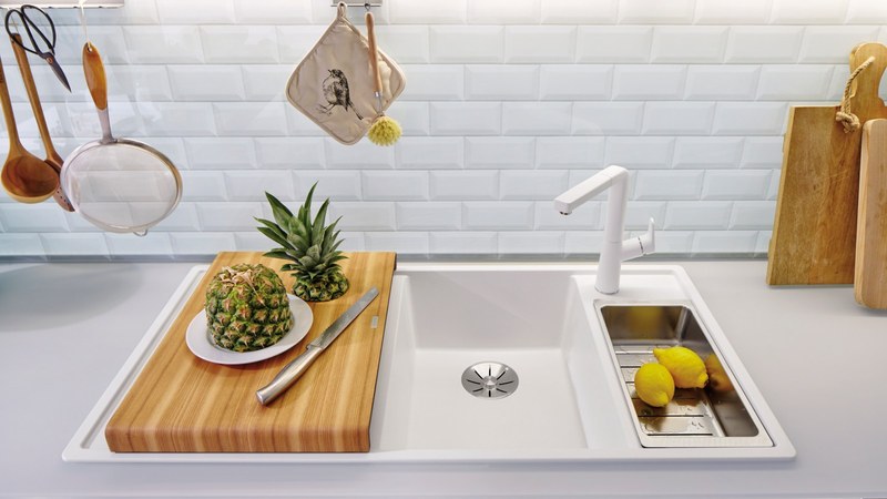Blanco Axia III granitový drez s klasickou montážou na dosku — plochý okraj leží na bielej pracovnej doske