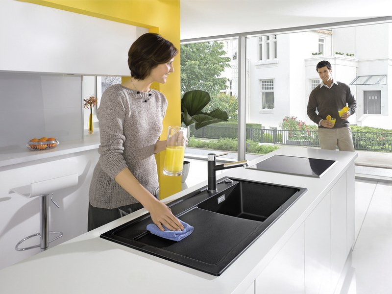 Čistenie granitového drezu mikrovláknovou handričkou a špeciálnym čistiacim prostriedkom