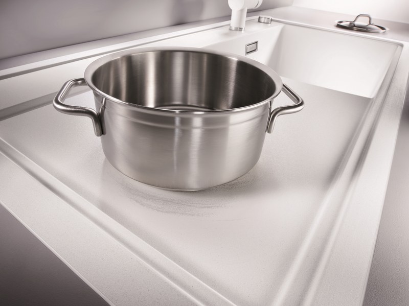 Detail textúry granitového drezu SILGRANIT — kompozitný materiál z kremeňa a akrylu