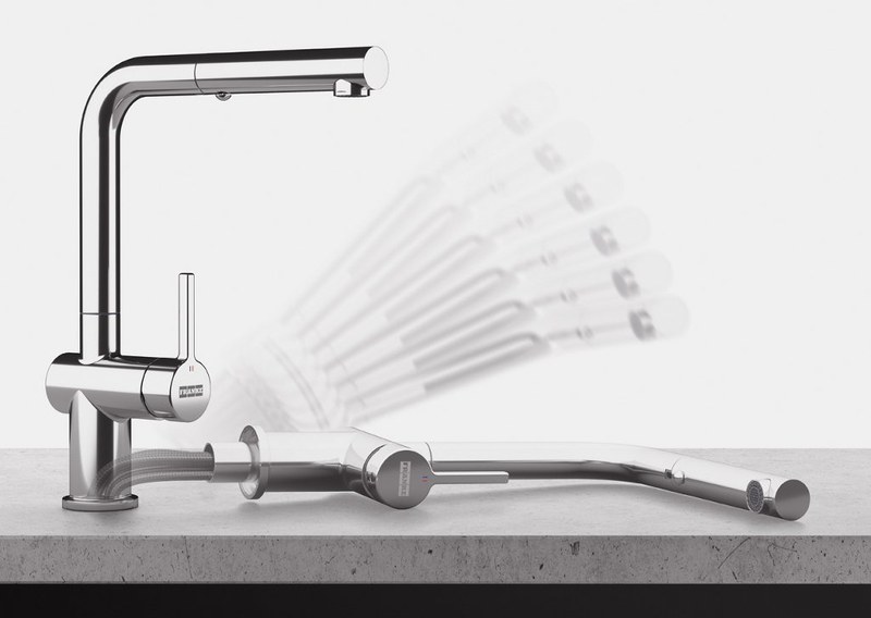 Sklápacia kuchynská batéria Franke pred okno — rameno sa zlomí o 90 stupňov