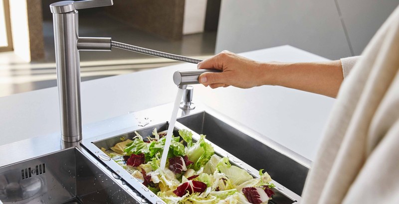 Kuchynská batéria s vysokým oblúkom pri oplachovaní šalátu