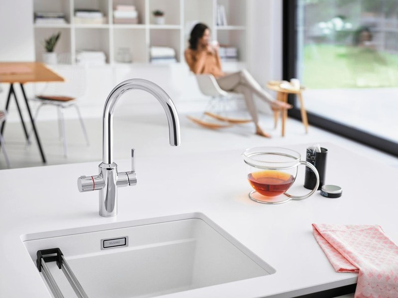 Kuchynská batéria inštalovaná priamo do pracovnej dosky vedľa granitového drezu