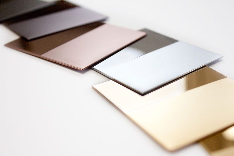 PVD povrchy batérií — medená, ružovozlatá, grafitová, strieborná a zlatá vzorka