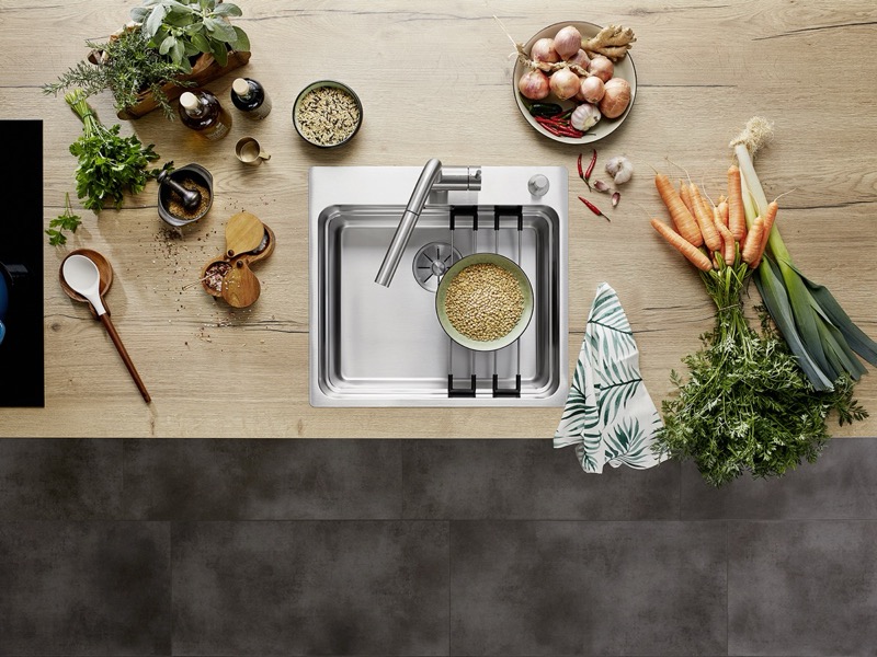 Nerezový drez s príslušenstvom — krajacia doska, cedidlo, koľajnicový systém