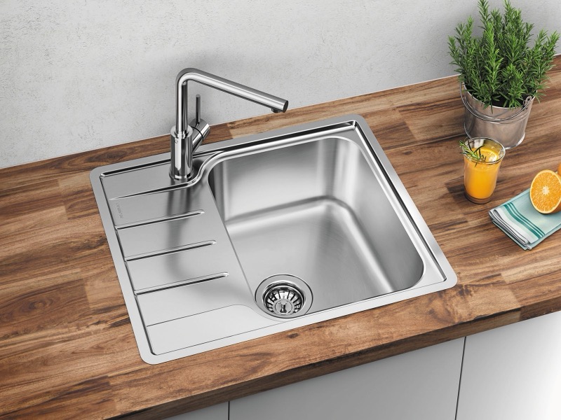 Klasický nerezový drez s odkvapovou plochou