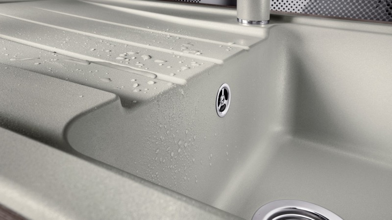 Granitový drez — detail textúry materiálu