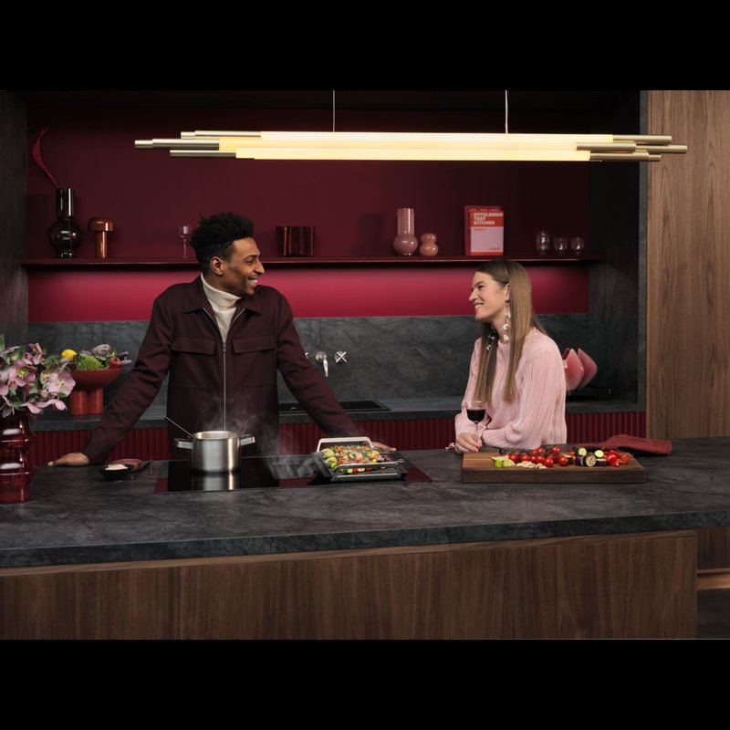 AEG NCH84B03AB Indukčný varný panel Bridge s integrovaným odsávačom: varí a odsáva súčasne.