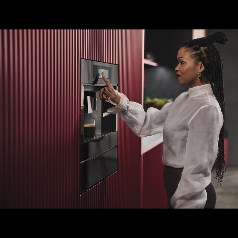 AEG NKC9N8B Lahodné horúce nápoje v pohodlí domova. Zladenie dizajnu v lesklom prevedení Glossy Black