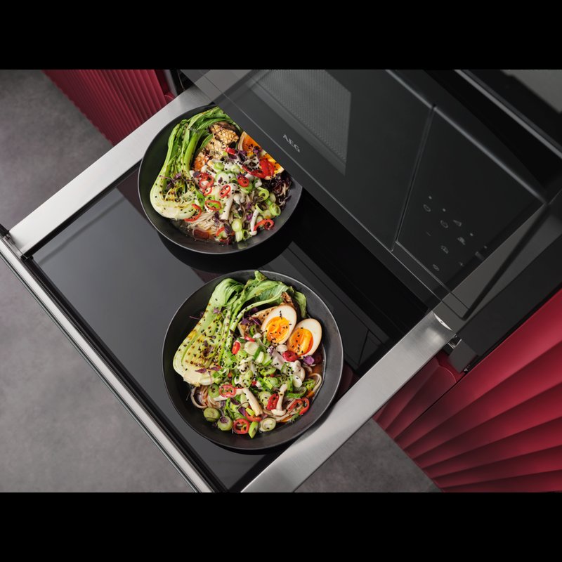 AEG NKD914T Tajomstvo teplejšieho jedla na stole: Vstavaná ohrievacia zásuvka