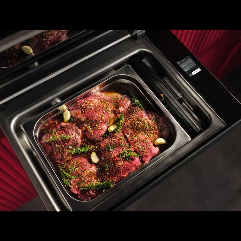 AEG NKV914T Vákuovačka umožňuje rýchle marinovanie na dosiahnutie lepšej chuti