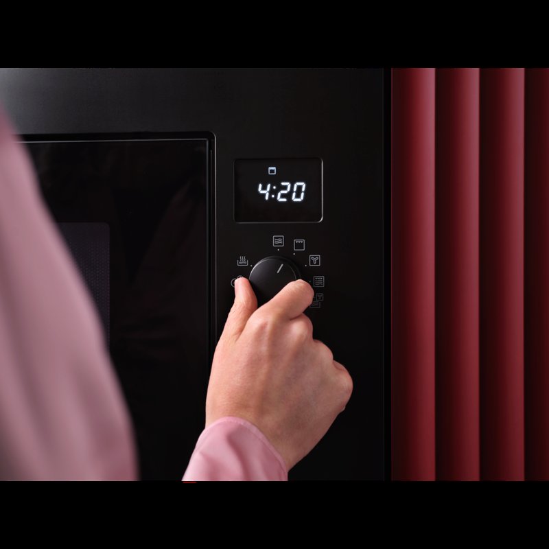 AEG OMB6G261TT Perfect Fit: zjednodušená inštalácia pomocou jediného nástroja