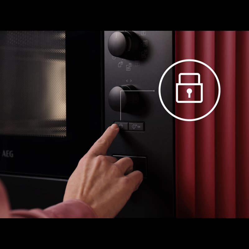 AEG OS5GM251EB Tlačidlo detskej poistky na zabránenie nechcenému zapnutiu