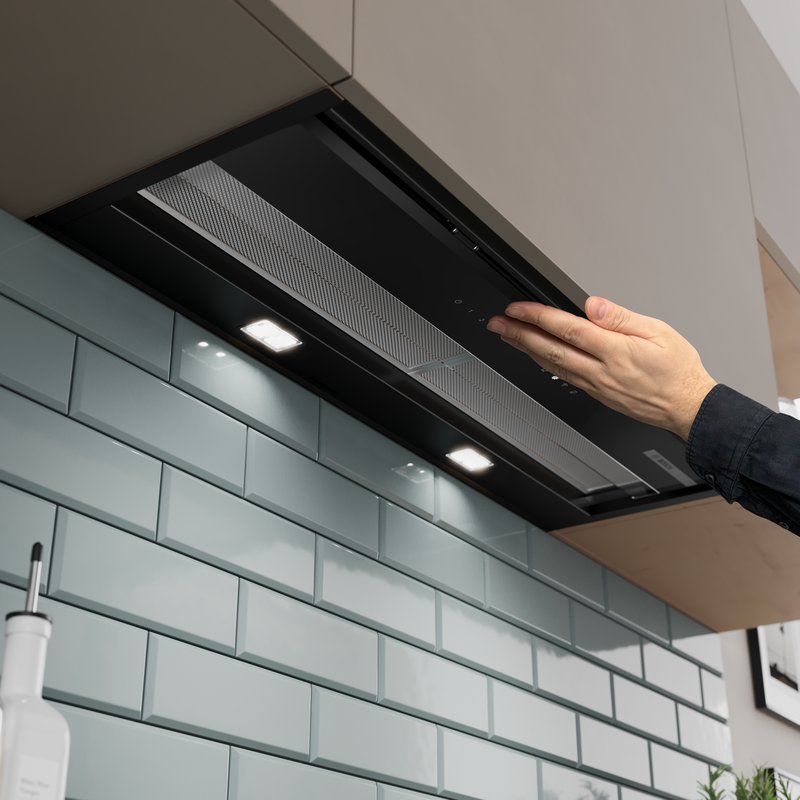 Bosch DBB67DP60 — Touch Light: ovládajte osvetlenie digestora jemným dotykom na skladacom sklenenom paneli.