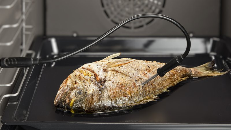 Bosch HBG724BB1 — RoastingSensor teplotná sonda: meria optimálnu teplotu v strede pokrmu.