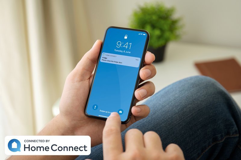 Bosch KBN96ADD0 — Konektivita: monitorujte a kontrolujte svoju chladničku na diaľku pomocou smartfónu či tabletu.