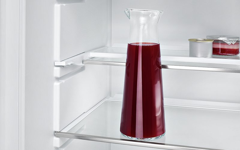 Bosch KIS86AFE0 — Vďaka predelenej a posuvnej polici môžete hravo uskladniť aj veľké nádoby.