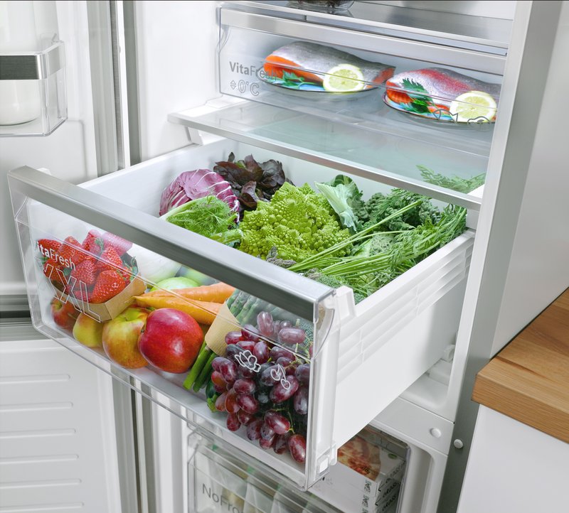 Bosch KMC85LBEA — VitaFresh XXL u003c0 °Cu003e udržuje potraviny dlhšie čerstvé vo veľkých zásuvkách s reguláciou vlhkosti.