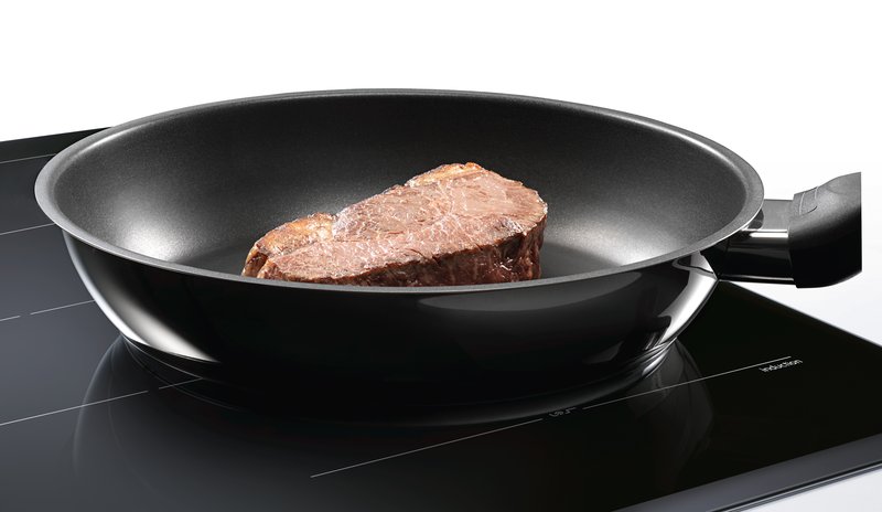 Bosch PXV875DC1E — Funkcia PanBoost ohrieva panvice a hrnce, ktoré majú povrchovú úpravu, ešte rýchlejšie - bez toho, aby ste sa museli báť, že váš riad ostane poškodený nadmerným teplom.