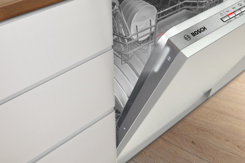 Bosch SBH4ECX28E — Status Light: osvetlenie medzery v ľavom hornom rohu, ktoré ukazuje, či je umývačka v prevádzke.