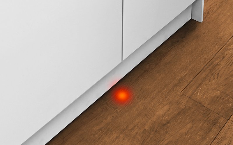 Bosch SMV2HVX06E — Info Light: červený lúč svetla premietaný na zem informuje, či umývačka riadu umýva alebo nie.