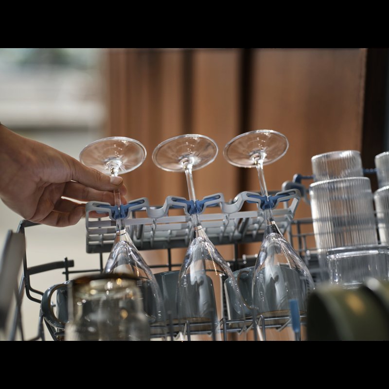 Electrolux E82LX220S Univerzálne koše so sklopnými radmi a jedinečnými držiakmi na poháre.