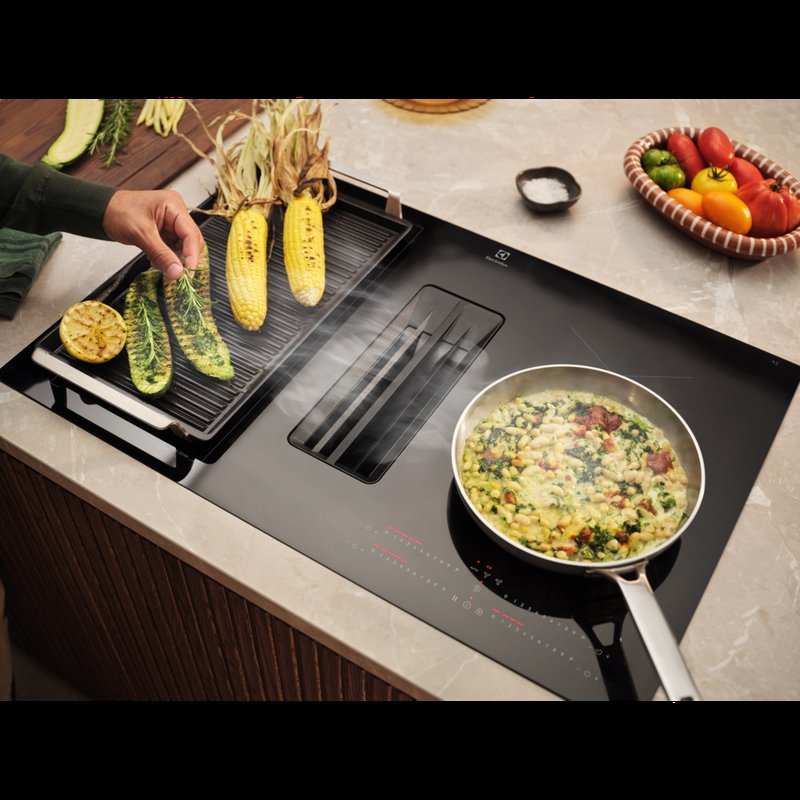 Electrolux ECC8344 Create a larger cooking area with the Bridge feature