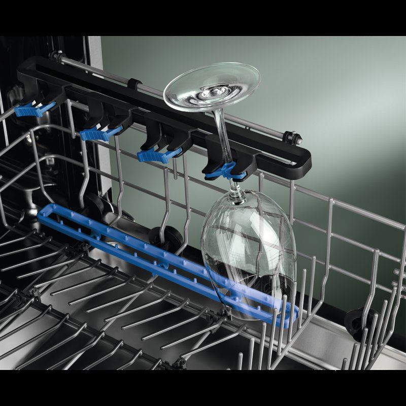 Electrolux EEG48300L Každý pohár je zaistený s držiakom GlassHolder