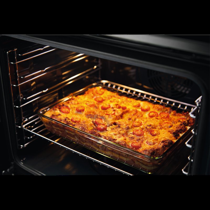 Electrolux EOF3H50BK Osvetlenie rúry pre úplnú viditeľnosť