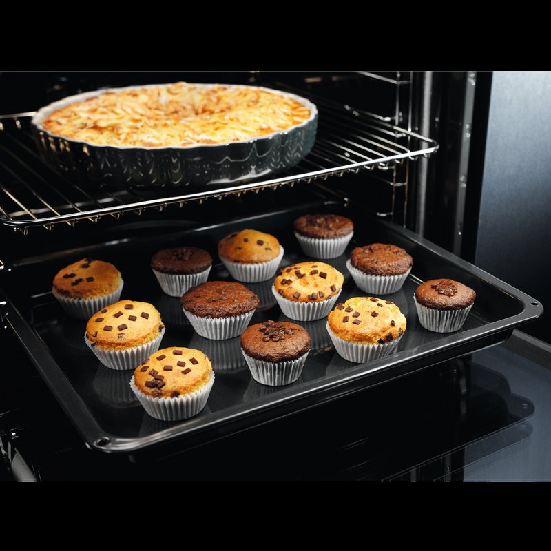 Electrolux EOF6P76BX Rovnomerne upečené s viacúrovňovým pečením