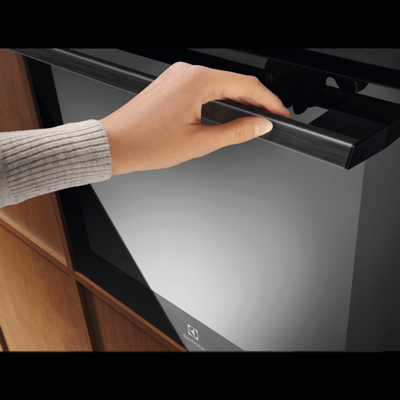 Electrolux EOF6P76BZ Dvierka s jemným zatváraním sú tichým dôkazom kvality