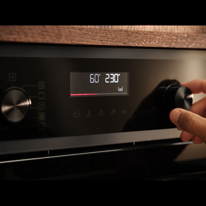 Electrolux EOF6P76BZ LED displej EXPlore s dotykovými tlačidlami