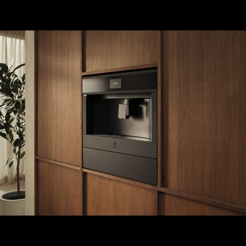 Electrolux KBC95T Káva ako od baristu vďaka vstavanému kávovaru