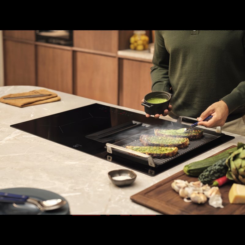 Electrolux KCC83410CT Vytvorte si väčšiu varnú plochu s funkciou Bridge