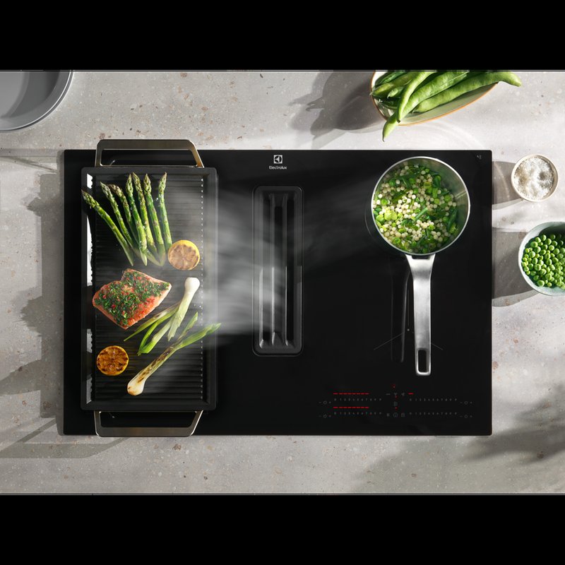 Electrolux KCC83443 S funkciou Bridge môžete spojiť zóny a získať viac miesta na varenie