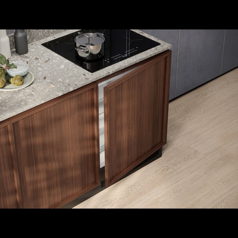 Electrolux LFB3AE82R Chladnička SpaceSmart Combo sa zmestí pod varnú dosku, čím šetrí miesto.
