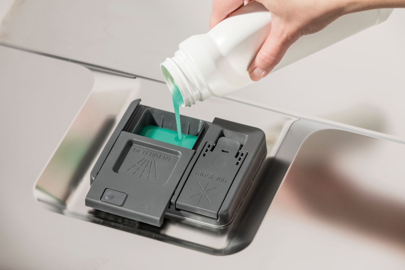 Minimalistic sliding detergent dispenser