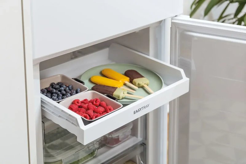 Gorenje NRK620EABK4 — Špeciálny vysúvací podnos pre ľahký prístup k mrazeným potravinám