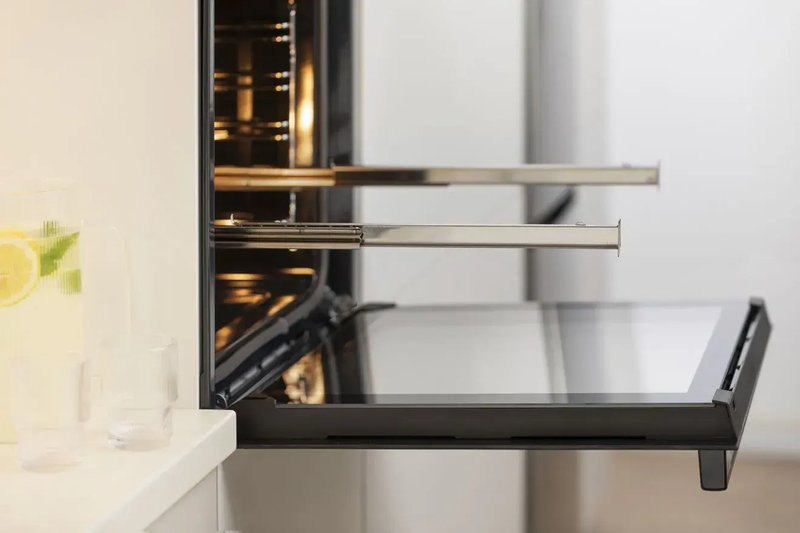 Gorenje GO66E Pizza350C — Na jednoduchú a bezpečnú manipuláciu s plechmi na pečenie
