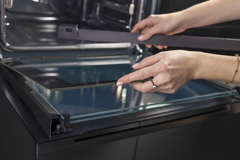 Hisense BAS614P8B — Vyberateľné dvierka a sklo