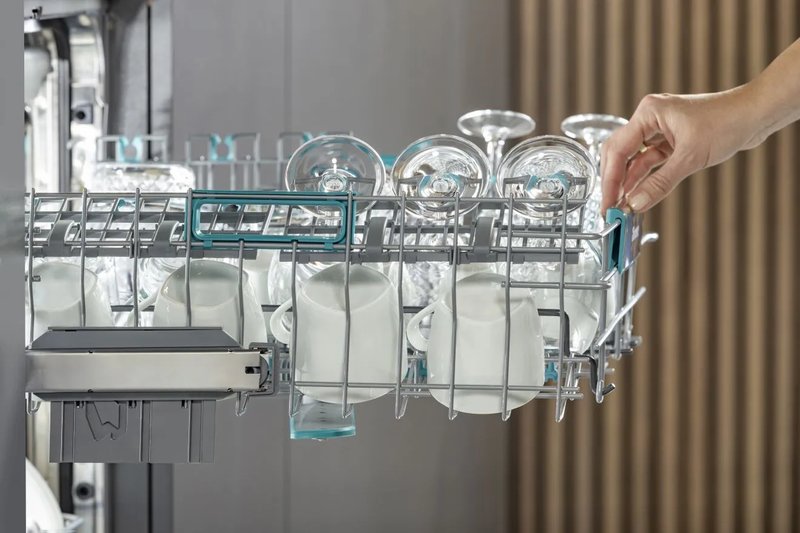 Hisense HDV9673XXL — Ľahký posuv koša