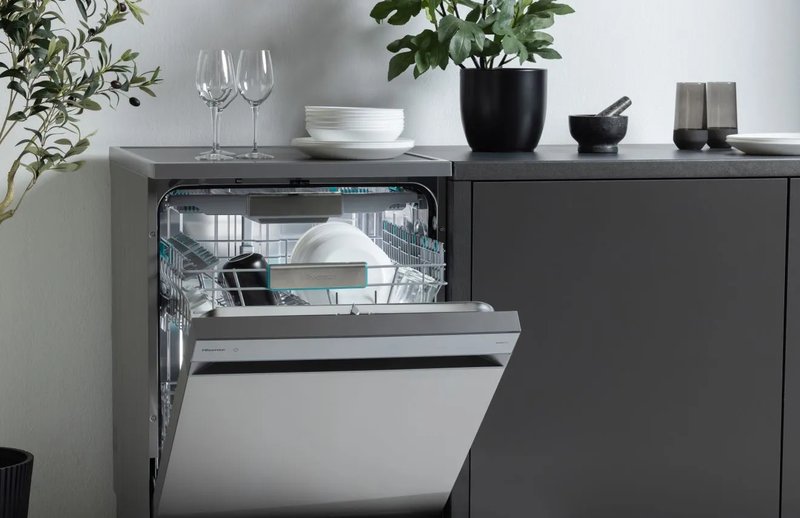 Hisense HS673A90BX — 16 Place Settings