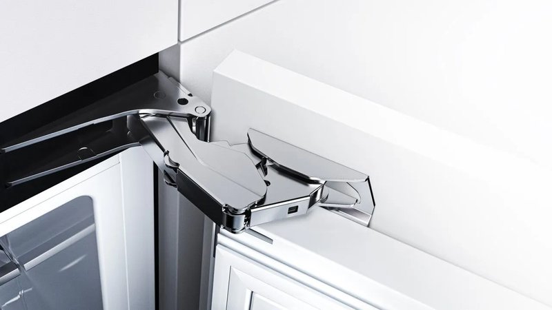 Hisense RB5B280SSWC — Masívne nožové pánty