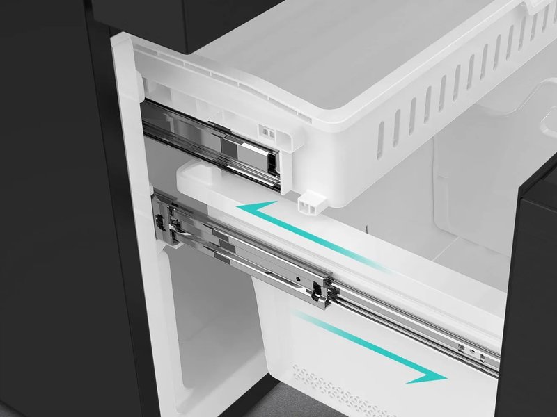 Hisense RF749N4SWFE — Zásuvky s kovovými výsuvmi