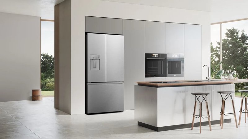 Hisense RF815N4SESE — Prémiový dizajn plochých dverí