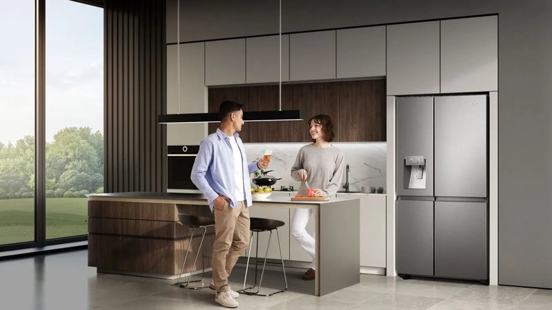 Hisense RS818N4IFD — Prémiový dizajn plochých dverí