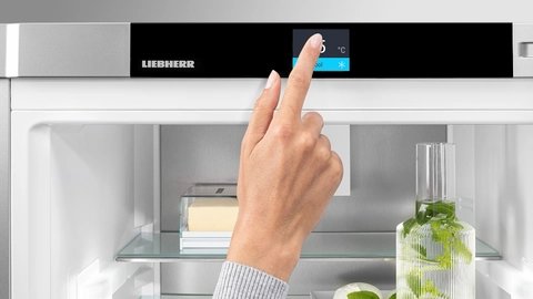 Liebherr CBNSDC 765i — Displej Touch & Swipe