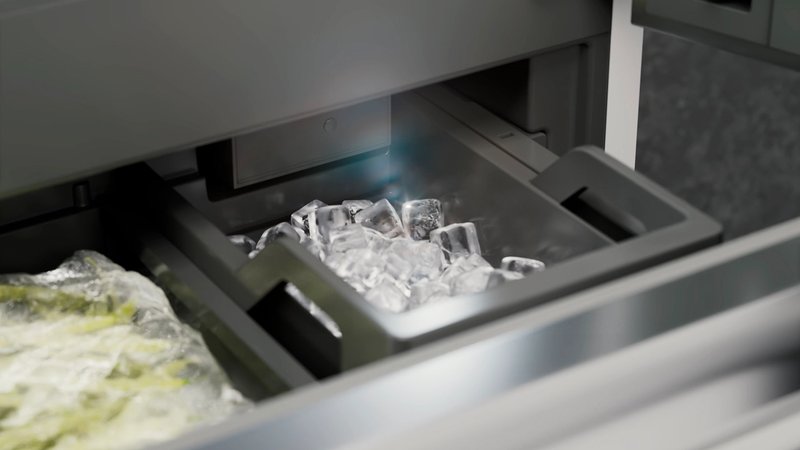 Liebherr CBNSTE 8872 — IceMaker s pevnou prípojkou vody